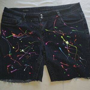 Stylish Women's Blue Denim Shorts with Paint Splatter‎